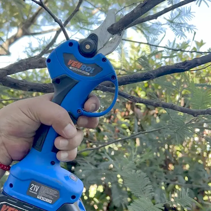 TIJERA DE PODA A BATERIA 21V 3A MOTOR BRUSHLEES 400W - Imagen 5